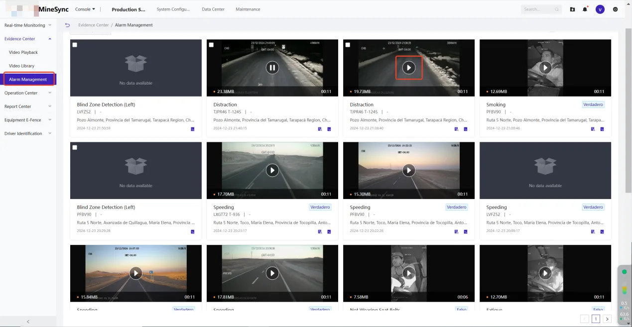 MS Cloud: panel de gestión de alarmas con los eventos detectados por IA, cada uno con su clip de video, la unidad y la ubicación.